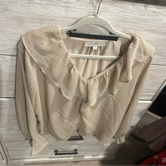 LOFT Dotted Ruffle V-Neck Blouse Alomondine Size petite large, Cream Polkadot - Picture 3 of 5